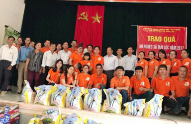 Trao quà cho hộ nghèo tại xã Tam Lộc - Tam Kỳ Quảng Nam